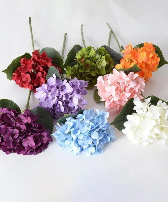 Keinotekoinen hortensia kukkii