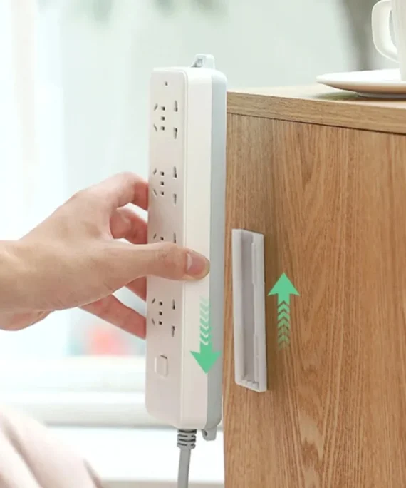 Selvklebende holder
