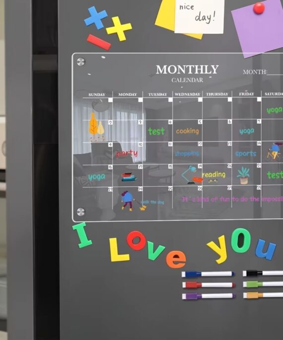 Magnetisk kalender i akryl som kan tørkes av