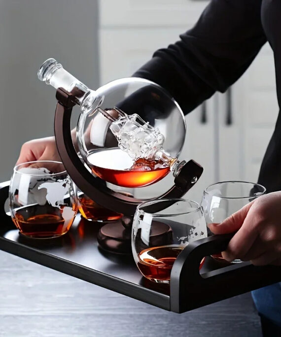 Whiskykaraffel i form av en globus