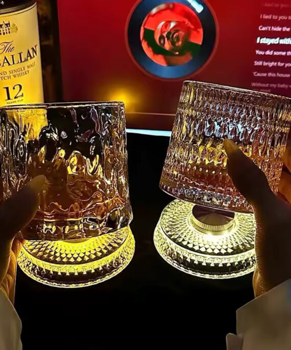 Whiskyglas med roterande kristall och LED-fot
