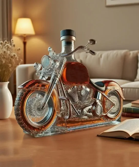 Whiskykaraff i glas i form av en motorcykel