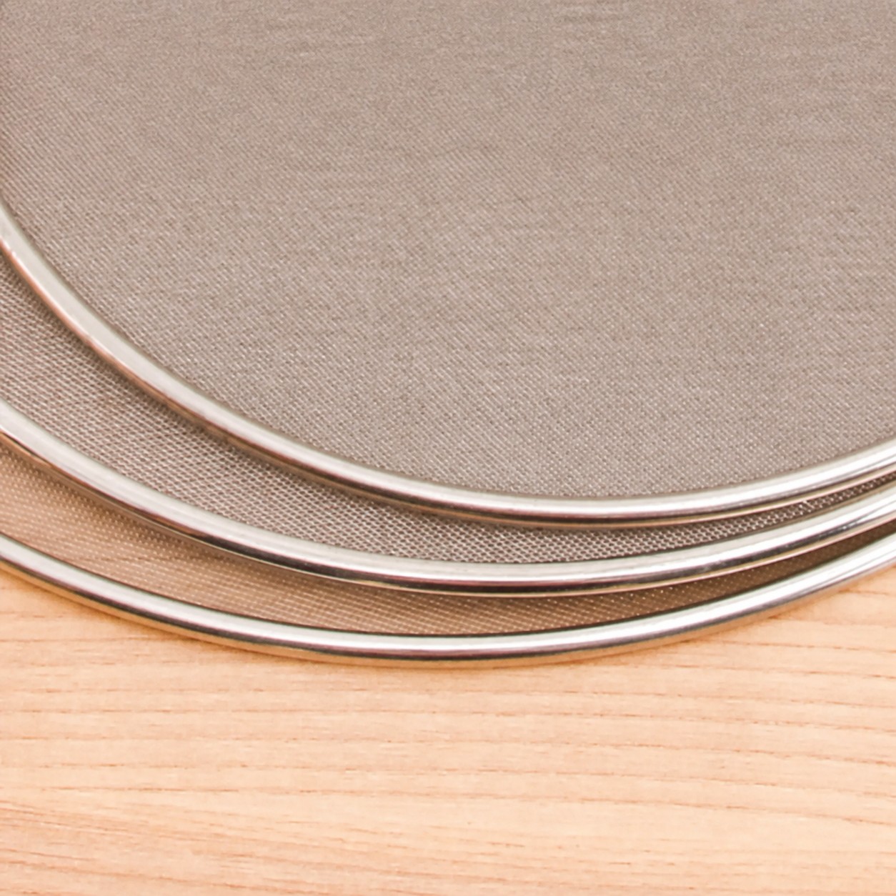 Stainless-steel mesh anti-splatter cooking guard detail